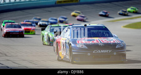 21. November 2010 brüllen - Miami, Florida, Vereinigte Staaten von Amerika - Sprint-Cup-Serie Treiber Brian Vickers #83 und das Pack auf dem Rücken gerade in der Nascar Sprint Cup Series Meisterschaften Ford 400 auf dem Homestead-Miami Speedway in Miami.  Das Rennen wurde gewonnen von Nextel Cup Fahrer Carl Edwards #99, während der Sprint-Cup-Gewinn für das Protokoll 5. Mal sprinten Sie Schale Reihe ist Stockfoto