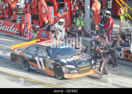 21. November 2010 - Miami, Florida, Vereinigte Staaten von Amerika - Sprint-Cup-Serie Treiber Denny Hamlin #11 in den Gruben in der Nascar Sprint Cup Series Meisterschaften Ford 400 auf dem Homestead-Miami Speedway in Miami.  Das Rennen wurde gewonnen von Nextel Cup Fahrer Carl Edwards #99, während der Sprint-Cup-Gewinn für das Protokoll 5. Mal sprinten Sie Schale Reihe Fahrer Jimmie Johnson #48 ist. (Cr Stockfoto