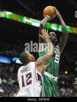 22. November 2010 - schießt Atlanta, Georgia, USA - Boston Celtics forward KEVIN GARNETT (#5) über Atlanta Hawks forward JOSH POWELL (#12) in der ersten Hälfte in der Philips Arena. (Kredit-Bild: © Erik Lesser/ZUMAPRESS.com) Stockfoto