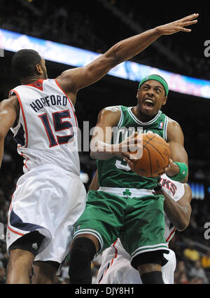 22. November 2010 - Atlanta, Georgia, USA - Boston Celtics forward PAUL PIERCE (#34) für einen Schuss gegen die Atlanta Hawks treibt center AL HORFORD (#15) in der ersten Hälfte in der Philips Arena. (Kredit-Bild: © Erik Lesser/ZUMAPRESS.com) Stockfoto