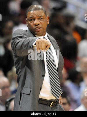 22. November 2010 - Atlanta, Georgia, USA - Boston Celtics Trainer DOC RIVERS gibt einige Hinweise, um sein Team gegen die Atlanta Hawks in der ersten Hälfte in der Philips Arena. (Kredit-Bild: © Erik Lesser/ZUMAPRESS.com) Stockfoto