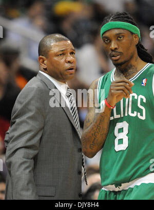 22. November 2010 - Atlanta, Georgia, USA - Kopfschutz Boston Celtics, die Coach DOC RIVERS mit Boston Celtics spricht MARQUIS DANIELS (#8) gegen die Atlanta Hawks erzielte in der ersten Hälfte in der Philips Arena. (Kredit-Bild: © Erik Lesser/ZUMAPRESS.com) Stockfoto