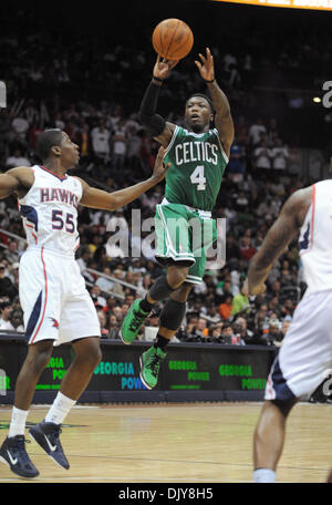 22. November 2010 - schießt Atlanta, Georgia, USA - Boston Celtics Wache NATE ROBINSON (#4) über Atlanta Hawks Wächter JORDAN CRAWFORD (#55) in der ersten Hälfte in der Philips Arena. (Kredit-Bild: © Erik Lesser/ZUMAPRESS.com) Stockfoto