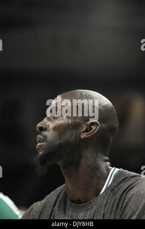 22. November 2010 - wärmt Atlanta, Georgia, USA - Boston Celtics forward KEVIN GARNETT (#5) vor dem Spiel die Atlanta Hawks in der ersten Hälfte in der Philips Arena. Die Celtics besiegte die Falken 99-76. (Kredit-Bild: © Erik Lesser/ZUMAPRESS.com) Stockfoto