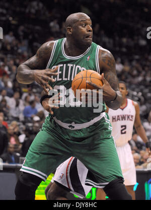 22. November 2010 - Atlanta, Georgia, USA - Boston Celtics Center geht SHAQUILLE O'NEAL (#36) in den Korb gegen die Atlanta Hawks erzielte in der ersten Hälfte in der Philips Arena. Die Celtics besiegte die Falken 99-76. (Kredit-Bild: © Erik Lesser/ZUMAPRESS.com) Stockfoto