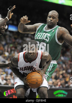 22. November 2010 - Atlanta, Georgia, USA - Atlanta Hawks, die vorwärts MARVIN WILLIAMS (#24) versucht, gehen bis zu dem Korb gegen die Boston Celtics center SHAQUILLE O'NEAL (#36) in der ersten Hälfte in der Philips Arena. Die Celtics besiegte die Falken 99-76. (Kredit-Bild: © Erik Lesser/ZUMAPRESS.com) Stockfoto