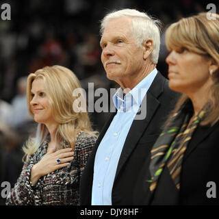 22. November 2010 - Atlanta, Georgia, USA - CNN-Gründer TED TURNER, bevor die Atlanta Hawks erzielte die Boston Celtics in der ersten Hälfte in der Philips Arena veranstaltet. Die Celtics besiegte die Falken 99-76. (Kredit-Bild: © Erik Lesser/ZUMAPRESS.com) Stockfoto