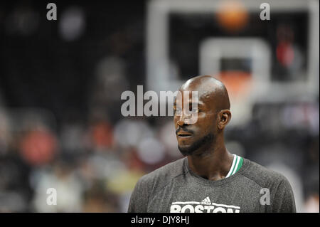 22. November 2010 - wärmt Atlanta, Georgia, USA - Boston Celtics forward KEVIN GARNETT (#5) vor dem Spiel die Atlanta Hawks in der ersten Hälfte in der Philips Arena. Die Celtics besiegte die Falken 99-76. (Kredit-Bild: © Erik Lesser/ZUMAPRESS.com) Stockfoto