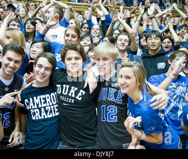 22. November 2010 - Durham, North Carolina, Vereinigte Staaten von Amerika - Cameron Crazies immer bereit für Spiel mit Colgate. Herzog schlägt Colgate 110-58 auf Cameron Indoor Stadium Durham NC (Credit-Bild: © Mark Abbott/Southcreek Global/ZUMAPRESS.com) Stockfoto