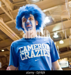 22. November 2010 keuchte - Durham, North Carolina, Vereinigte Staaten von Amerika - Cameron Crazy alle für Spiel mit Colgate. Herzog schlägt Colgate 110-58 auf Cameron Indoor Stadium Durham NC (Credit-Bild: © Mark Abbott/Southcreek Global/ZUMAPRESS.com) Stockfoto