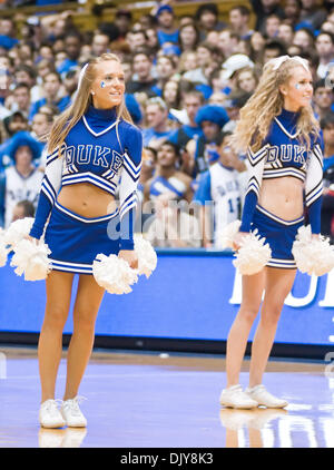 22. November 2010 - Durham, North Carolina, Vereinigte Staaten von Amerika - Duke Cheerleader während einer Pause in der Aktion. Herzog schlägt Colgate 110-58 auf Cameron Indoor Stadium Durham NC (Credit-Bild: © Mark Abbott/Southcreek Global/ZUMAPRESS.com) Stockfoto