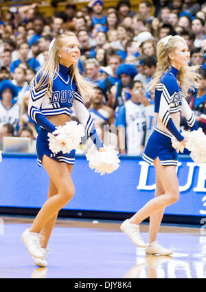 22. November 2010 - Durham, North Carolina, Vereinigte Staaten von Amerika - Duke Cheerleader führen ein Jubel bei einem Timeout. Herzog schlägt Colgate 110-58 auf Cameron Indoor Stadium Durham NC (Credit-Bild: © Mark Abbott/Southcreek Global/ZUMAPRESS.com) Stockfoto