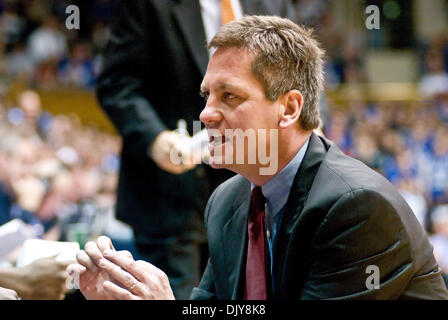 22. November 2010 spricht - Durham, North Carolina, Vereinigte Staaten von Amerika - Colgate Head Coach Emmett Davis mit seiner Bank. Herzog schlägt Colgate 110-58 auf Cameron Indoor Stadium Durham NC (Credit-Bild: © Mark Abbott/Southcreek Global/ZUMAPRESS.com) Stockfoto