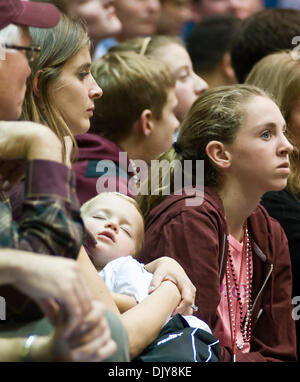 22. November 2010 Young Colgate - Durham, North Carolina, Vereinigte Staaten von Amerika - Fan findet einen Weg, um etwas Schlaf zu fangen. Herzog schlägt Colgate 110-58 auf Cameron Indoor Stadium Durham NC (Credit-Bild: © Mark Abbott/Southcreek Global/ZUMAPRESS.com) Stockfoto