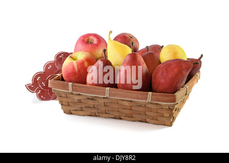 Äpfel und Birnen im Weidenkorb isoliert auf weiss Stockfoto