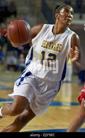 23. November 2010 besiegte - Newark, Delaware, Vereinigte Staaten von Amerika - im zweiten Jahr nach vorn (#12) Danielle Parker 2 Punkte als The Lady Blue Hens The Lady Red Flash von St. Francis 68-52 an der Bob Carpenter Center In Newark... Die Dame Hühner sind 4-0 und La Salle nächste Gesicht. (Kredit-Bild: © Saquan Stimpson/Southcreek Global/ZUMAPRESS.com) Stockfoto