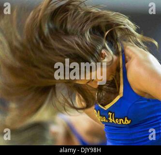 23. November 2010 - Newark, Delaware, Vereinigte Staaten von Amerika - The University of Delaware Danceteams. Lady Blue Hens besiegte Lady Red Flash des Heiligen Franziskus 68-52 an der Bob Carpenter Center In Newark... Die Dame Hühner sind 4-0 und La Salle nächste Gesicht. (Kredit-Bild: © Saquan Stimpson/Southcreek Global/ZUMAPRESS.com) Stockfoto