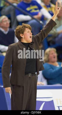 23. November 2010 - Newark, Delaware, Vereinigte Staaten von Amerika - Head Coach: Tina Martin aufrufen die Stücke aus der Seitenlinien. Lady Blue Hens besiegte Lady Red Flash des Heiligen Franziskus 68-52 an der Bob Carpenter Center In Newark... Die Dame Hühner sind 4-0 und La Salle nächste Gesicht. (Kredit-Bild: © Saquan Stimpson/Southcreek Global/ZUMAPRESS.com) Stockfoto