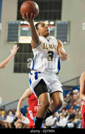 23. November 2010 - Newark, Delaware, Vereinigte Staaten von Amerika - Sophomore Guard (#3) Jaquetta Mai 2 Punkte als The Lady Blue Hennen führen die Lady rot zu blinken des Franz von Assisi 30-26 bei der Bob Carpenter Center In Newark... Die Dame Hühner sind 4-0 und La Salle nächste Gesicht. (Kredit-Bild: © Saquan Stimpson/Southcreek Global/ZUMAPRESS.com) Stockfoto