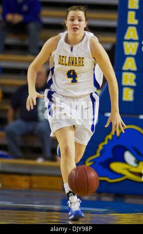 23. November 2010 - Newark, Delaware, Vereinigte Staaten von Amerika - Junior Guard (#4) Meghan McLean. Lady Blue Hens besiegte Lady Red Flash des Heiligen Franziskus 68-52 an der Bob Carpenter Center In Newark... Die Dame Hühner sind 4-0 und La Salle nächste Gesicht. (Kredit-Bild: © Saquan Stimpson/Southcreek Global/ZUMAPRESS.com) Stockfoto