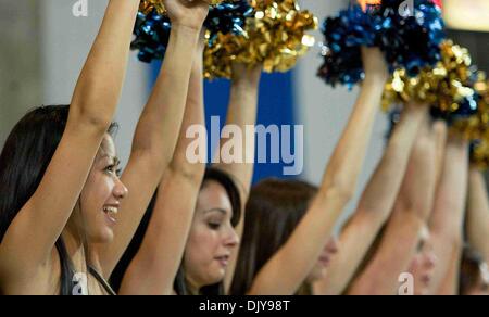 23. November 2010 - Newark, Delaware, Vereinigte Staaten von Amerika - The University of Delaware Danceteams. Lady Blue Hens besiegte Lady Red Flash des Heiligen Franziskus 68-52 an der Bob Carpenter Center In Newark... Die Dame Hühner sind 4-0 und La Salle nächste Gesicht. (Kredit-Bild: © Saquan Stimpson/Southcreek Global/ZUMAPRESS.com) Stockfoto