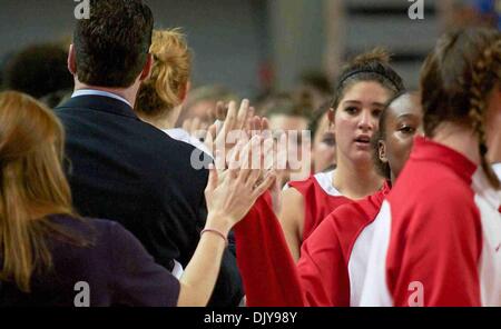 23. November 2010 - Newark, Delaware, Vereinigte Staaten von Amerika - Lady Blue Hens besiegte Lady Red Flash des Heiligen Franziskus 68-52 an der Bob Carpenter Center In Newark... Die Dame Hühner sind 4-0 und La Salle nächste Gesicht. (Kredit-Bild: © Saquan Stimpson/Southcreek Global/ZUMAPRESS.com) Stockfoto