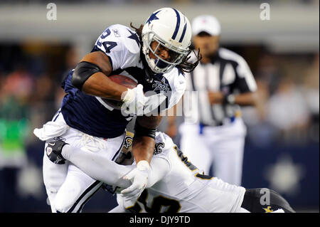 25. November 2010 - Arlington, Texas, Vereinigte Staaten von Amerika - Dallas Cowboys Runningback Marion Barber (24) von New Orleans Saints Linebacker Danny Clark (55) in Angriff genommen wird wie die New Orleans Saints zurückkommen, die Dallas Cowboys 30-27 im Cowboys Stadium in Arlington, Texas zu besiegen. (Kredit-Bild: © Steven Leija/Southcreek Global/ZUMAPRESS.com) Stockfoto