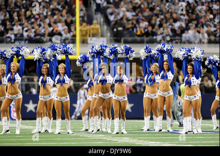 25. November 2010 zurückkommen - Arlington, Texas, Vereinigte Staaten von Amerika - Dallas Cowboys Cheerleaders während des Spiels als die New Orleans Saints gegen die Dallas Cowboys 30-27 im Cowboys Stadium in Arlington, Texas. (Kredit-Bild: © Steven Leija/Southcreek Global/ZUMAPRESS.com) Stockfoto