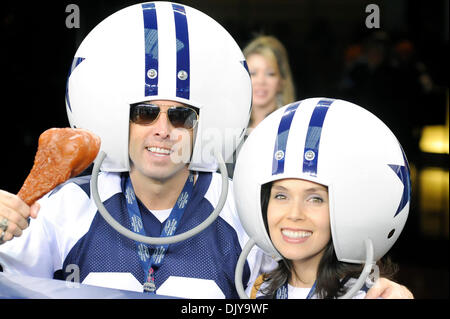 25. November 2010 zurückkommen - Arlington, Texas, Vereinigte Staaten von Amerika - Dallas Cowboys Fanatiker während des Spiels als die New Orleans Saints gegen die Dallas Cowboys 30-27 im Cowboys Stadium in Arlington, Texas. (Kredit-Bild: © Steven Leija/Southcreek Global/ZUMAPRESS.com) Stockfoto