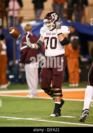 25. November 2010 - Austin, Texas, Vereinigte Staaten von Amerika - Texas A & M Aggies offensive Linienrichter Matt Allen (70) in Aktion während der Texas A & M vs. Texas Longhorns Football-Spiel in der Darrell K Royal - Texas Memorial Stadium in Austin, Tx. Texas A & M Niederlagen Texas 24 bis 17. (Kredit-Bild: © Dan Wozniak/Southcreek Global/ZUMAPRESS.com) Stockfoto