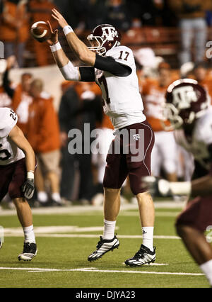 25. November 2010 quarterback - Austin, Texas, Vereinigte Staaten von Amerika - Texas A & M Aggies Ryan Tannehill (17) in Aktion während der Texas A & M vs. Texas Longhorns Football-Spiel auf der Darrell K Royal - Texas Memorial Stadium in Austin, Tx. Texas A & M Niederlagen Texas 24 bis 17. (Kredit-Bild: © Dan Wozniak/Southcreek Global/ZUMAPRESS.com) Stockfoto