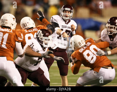 25. November 2010 quarterback - Austin, Texas, Vereinigte Staaten von Amerika - Texas A & M Aggies Ryan Tannehill (17) in Aktion während der Texas A & M vs. Texas Longhorns Football-Spiel auf der Darrell K Royal - Texas Memorial Stadium in Austin, Tx. Texas A & M Niederlagen Texas 24 bis 17. (Kredit-Bild: © Dan Wozniak/Southcreek Global/ZUMAPRESS.com) Stockfoto