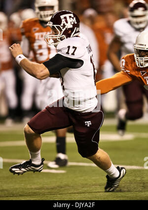 25. November 2010 quarterback - Austin, Texas, Vereinigte Staaten von Amerika - Texas A & M Aggies Ryan Tannehill (17) in Aktion während der Texas A & M vs. Texas Longhorns Football-Spiel auf der Darrell K Royal - Texas Memorial Stadium in Austin, Tx. Texas A & M Niederlagen Texas 24 bis 17. (Kredit-Bild: © Dan Wozniak/Southcreek Global/ZUMAPRESS.com) Stockfoto