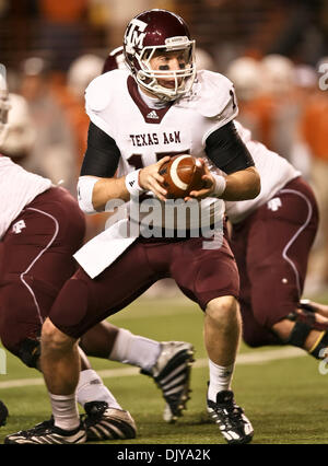 25. November 2010 quarterback - Austin, Texas, Vereinigte Staaten von Amerika - Texas A & M Aggies Ryan Tannehill (17) in Aktion während der Texas A & M vs. Texas Longhorns Football-Spiel auf der Darrell K Royal - Texas Memorial Stadium in Austin, Tx. Texas A & M Niederlagen Texas 24 bis 17. (Kredit-Bild: © Dan Wozniak/Southcreek Global/ZUMAPRESS.com) Stockfoto