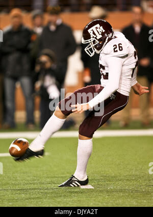 25. November 2010 - Austin, Texas, Vereinigte Staaten von Amerika - Texas A & M Aggies Punter Ken Wood (26) in Aktion während der Texas A & M vs. Texas Longhorns Football-Spiel in der Darrell K Royal - Texas Memorial Stadium in Austin, Tx. Texas A & M Niederlagen Texas 24 bis 17. (Kredit-Bild: © Dan Wozniak/Southcreek Global/ZUMAPRESS.com) Stockfoto