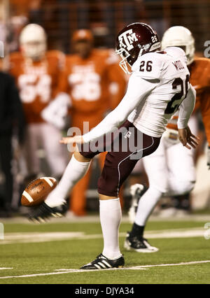 25. November 2010 - Austin, Texas, Vereinigte Staaten von Amerika - Texas A & M Aggies Punter Ken Wood (26) in Aktion während der Texas A & M vs. Texas Longhorns Football-Spiel in der Darrell K Royal - Texas Memorial Stadium in Austin, Tx. Texas A & M Niederlagen Texas 24 bis 17. (Kredit-Bild: © Dan Wozniak/Southcreek Global/ZUMAPRESS.com) Stockfoto