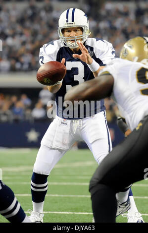 25. November 2010 - Arlington, Texas, Vereinigte Staaten von Amerika - Dallas Cowboys-Quarterback Jon Kitna (3) nimmt der Snap wie die New Orleans Saints zurückkommen, die Dallas Cowboys 30-27 im Cowboys Stadium in Arlington, Texas zu besiegen. (Kredit-Bild: © Steven Leija/Southcreek Global/ZUMAPRESS.com) Stockfoto