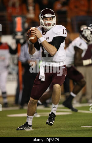 25. November 2010 quarterback - Austin, Texas, Vereinigte Staaten von Amerika - Texas A & M Aggies Ryan Tannehill (17) in Aktion während der Texas A & M vs. Texas Longhorns Football-Spiel auf der Darrell K Royal - Texas Memorial Stadium in Austin, Tx. Texas A & M Niederlagen Texas 24 bis 17. (Kredit-Bild: © Dan Wozniak/Southcreek Global/ZUMAPRESS.com) Stockfoto