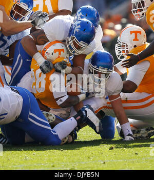 27. November 2010 - Knoxville, Tennessee, USA - Tennessee Volunteers Runningback Tauren Poole wurde abgefüllt durch die UK-Verteidigung im ersten Quartal wie Kentucky, Tennessee auf Samstag, 27. November 2010 in Knoxville, TN Foto von Mark Cornelison gespielt | Personal. (Kredit-Bild: © Lexington Herald-Leader/ZUMAPRESS.com) Stockfoto