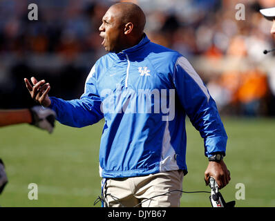 27. November 2010 - Knoxville, Tennessee, USA - Kentucky Trainer Joker Phillips befragt einen Anruf im dritten Quartal, wie Kentucky Tennessee in Knoxville, TN Foto von Mark Cornelison auf Samstag, 27. November 2010 spielte | Personal. (Kredit-Bild: © Lexington Herald-Leader/ZUMAPRESS.com) Stockfoto