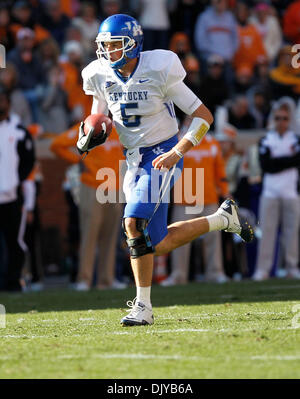 27. November 2010 - Knoxville, Tennessee, USA - Kentucky Wildcats Quarterback Mike Hartline für ein First Down im dritten Quartal, lief wie Kentucky in Knoxville, Tennessee auf Samstag, 27. November 2010 spielte TN Foto von Mark Cornelison | Personal. (Kredit-Bild: © Lexington Herald-Leader/ZUMAPRESS.com) Stockfoto