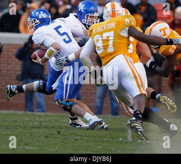 27. November 2010 - Knoxville, Tennessee, USA - Kentucky Wildcats Quarterback Mike Hartline wurde entlassen von der Tennessee-Verteidigung im vierten Quartal als Tennessee in Knoxville, TN Foto von Mark Cornelison Kentucky 24-14 auf Samstag, 27. November 2010 besiegte | Personal. (Kredit-Bild: © Lexington Herald-Leader/ZUMAPRESS.com) Stockfoto