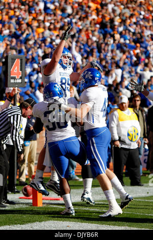 27. November 2010 - Knoxville, Tennessee, USA - Kentucky Wildcats-Tight-End Tyler Robinson feierte seinen dritten Quartal Touchdown als Tennessee, Kentucky 24-14 auf Samstag, 27. November 2010 in Knoxville, TN Foto von Mark Cornelison besiegte | Personal. (Kredit-Bild: © Lexington Herald-Leader/ZUMAPRESS.com) Stockfoto