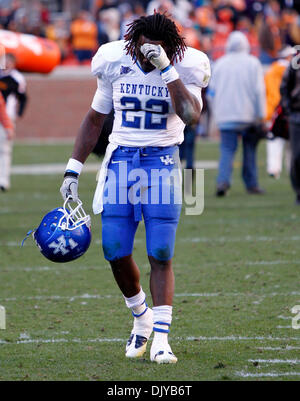 27. November 2010 - Knoxville, Tennessee, USA - Kentucky Wildcats Linebacker Danny Trevathan langsam aus dem Feld, ging als Tennessee Kentucky 24-14 auf Samstag, 27. November 2010 in Knoxville besiegte, TN Foto von Mark Cornelison | Personal. (Kredit-Bild: © Lexington Herald-Leader/ZUMAPRESS.com) Stockfoto