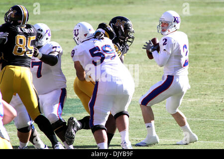 27. November 2010 sieht - Kansas City, Missouri, Vereinigte Staaten von Amerika - Kansas Jayhawks Quarterback Jordan Webb (2) während der ersten Hälfte Aktion übergeben. Missouri führt Kansas 21-0 zur Halbzeit des Spiels im Arrowhead Stadium in Kansas CIty, Missouri (Credit-Bild: © Jacob Paulsen/Southcreek Global/ZUMAPRESS.com) Stockfoto