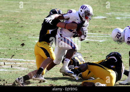 27. November 2010 - Kansas City, Missouri, Vereinigte Staaten von Amerika - Kansas Jayhawks zurück James Sims (29) klettert für Birdie während der ersten Hälfte Aktion ausgeführt. Missouri führt Kansas 21-0 zur Halbzeit des Spiels im Arrowhead Stadium in Kansas CIty, Missouri (Credit-Bild: © Jacob Paulsen/Southcreek Global/ZUMAPRESS.com) Stockfoto
