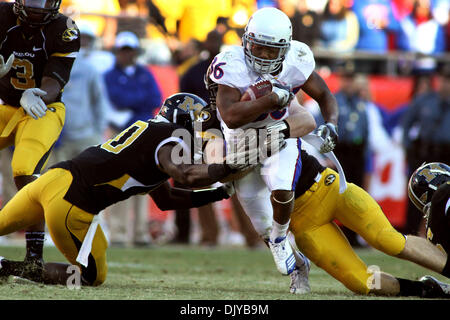 27. November 2010 - Kansas City, Missouri, Vereinigte Staaten von Amerika - Kansas Jayhawks Runningback Deshaun Sands (36) klettert für Birdie während der zweiten Hälfte Aktion. Missouri Niederlagen Kansas 35-7 Ingame Arrowhead Stadium in Kansas CIty, Missouri (Credit-Bild: © Jacob Paulsen/Southcreek Global/ZUMAPRESS.com) Stockfoto