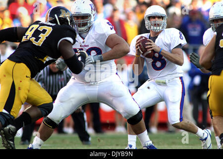 27. November 2010 sieht - Kansas City, Missouri, Vereinigte Staaten von Amerika - Kansas Jayhawks Quarterback Quinn Mecham (8), während der zweiten Hälfte Aktion übergeben. Missouri Niederlagen Kansas 35-7 Ingame Arrowhead Stadium in Kansas CIty, Missouri (Credit-Bild: © Jacob Paulsen/Southcreek Global/ZUMAPRESS.com) Stockfoto