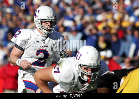 27. November 2010 - Kansas City, Missouri, Vereinigte Staaten von Amerika - Kansas Jayhawks quarterback Jordan Webb (2) vor dem Snap während der zweiten Hälfte Aktion. Missouri Niederlagen Kansas 35-7 Ingame Arrowhead Stadium in Kansas CIty, Missouri (Credit-Bild: © Jacob Paulsen/Southcreek Global/ZUMAPRESS.com) Stockfoto