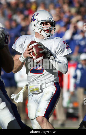 27. November 2010 sieht - Kansas City, Missouri, Vereinigte Staaten von Amerika - Kansas Jayhawks Quarterback Jordan Webb (2) während der zweiten Hälfte Aktion übergeben. Missouri Niederlagen Kansas 35-7 Ingame Arrowhead Stadium in Kansas CIty, Missouri (Credit-Bild: © Jacob Paulsen/Southcreek Global/ZUMAPRESS.com) Stockfoto